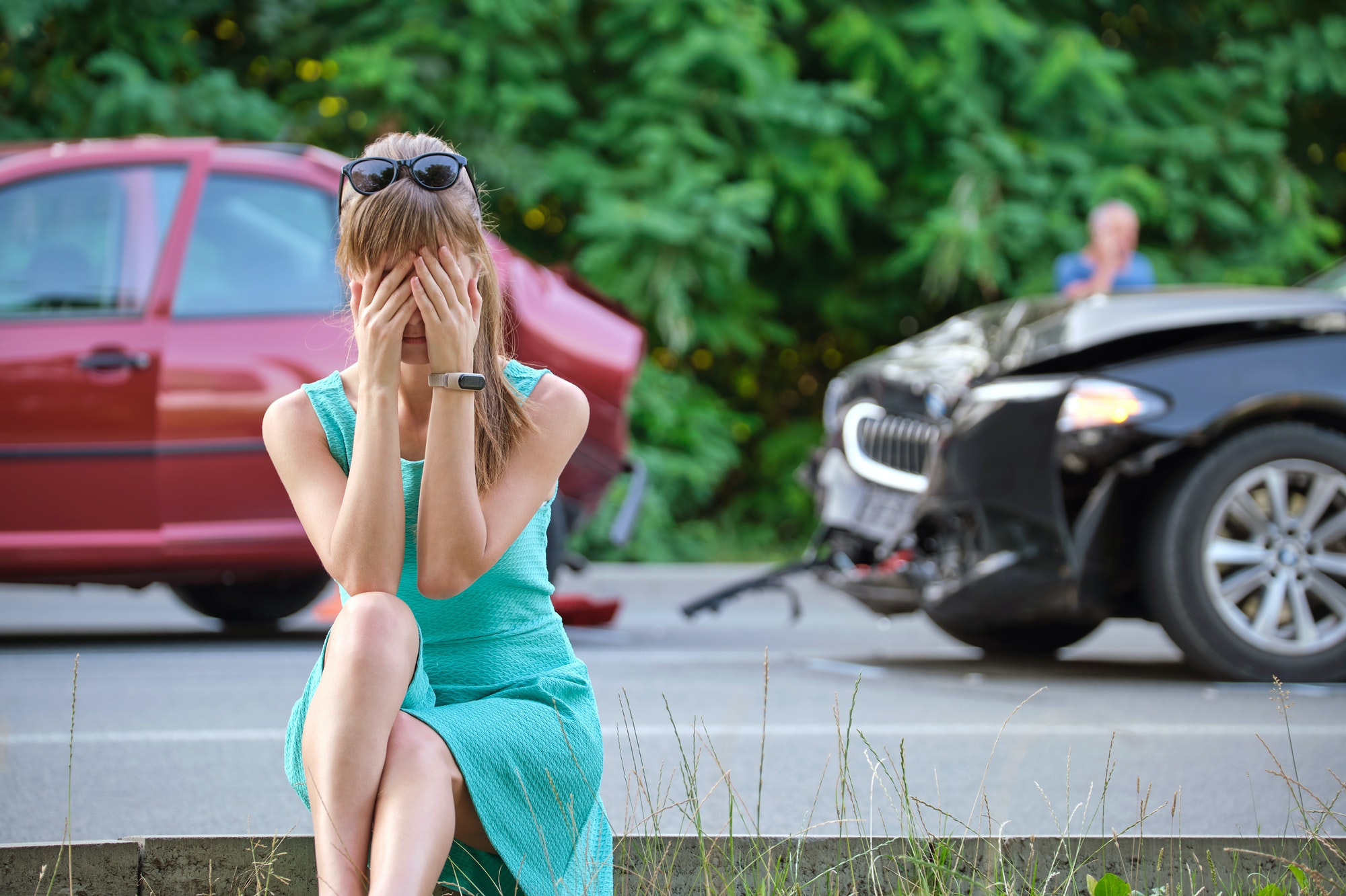 Une conductrice stressée assise côté rue a été choquée après un accident de voiture.