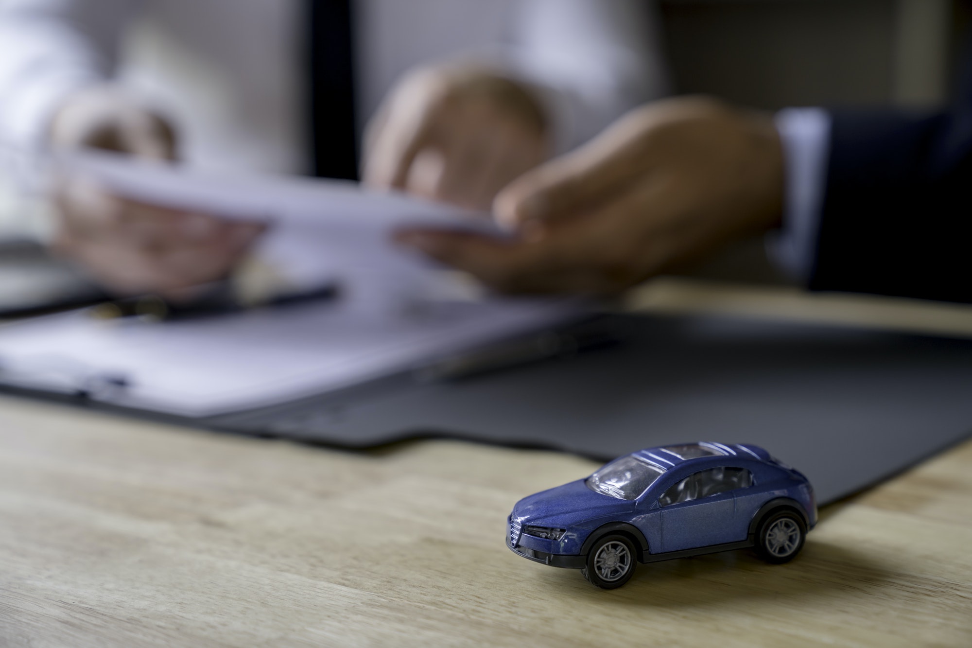 Les courtiers d'assurance négocient l'assurance automobile avec les clients, les assurances et les contrats.