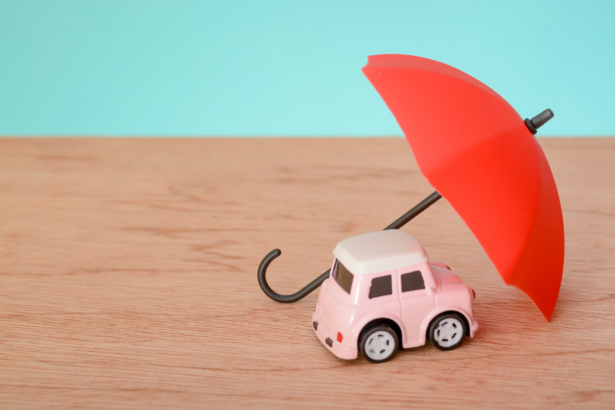 Parapluie rouge et voiture jouet avec espace de copie.