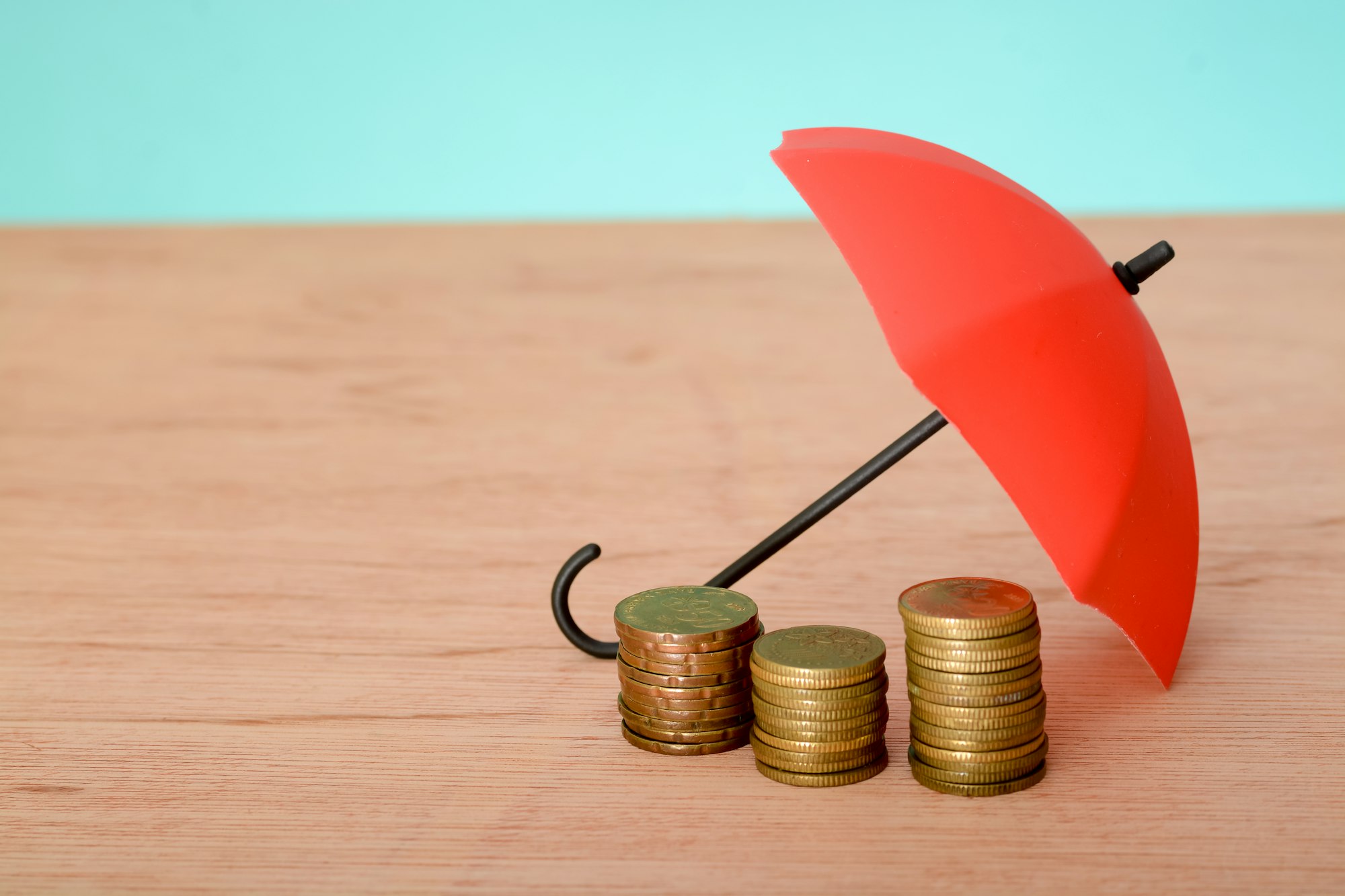 Parapluie rouge et pièces de monnaie avec espace de copie. 