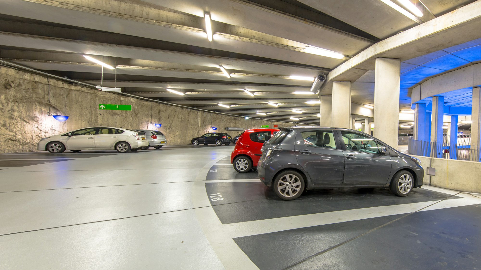 Parking circulaire souterrain avec voitures garées