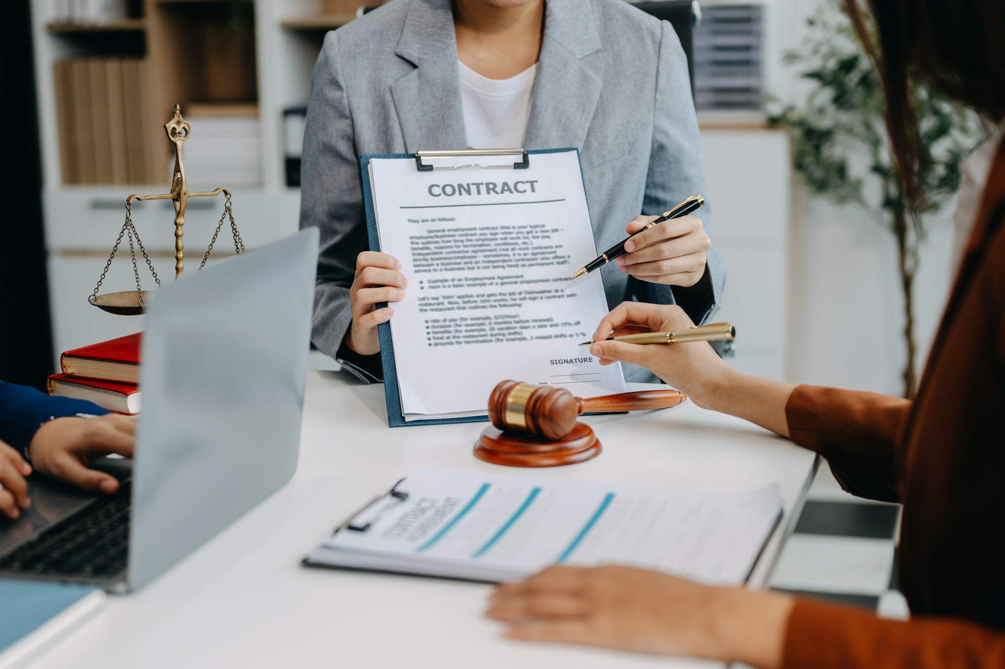 Deux avocats discutent du document de contrat, de la détermination des questions de droit, de la pointe.